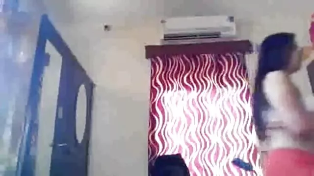 स्कीनी इंग्लिश सेक्स मूवी इंग्लिश सेक्स लिटिल लोला अधिनियमों पर उसके आग्रह