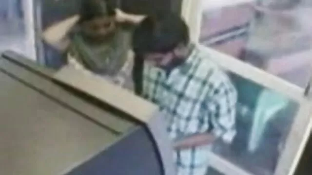 सुंदर श्यामला हिंदी इंग्लिश सेक्सी मूवी लॉरेन इसे कई छेदों में ले जाती है