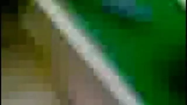 उसके परिपक्व स्तन पर इंग्लिश हिंदी सेक्स मूवी सह बनाता है