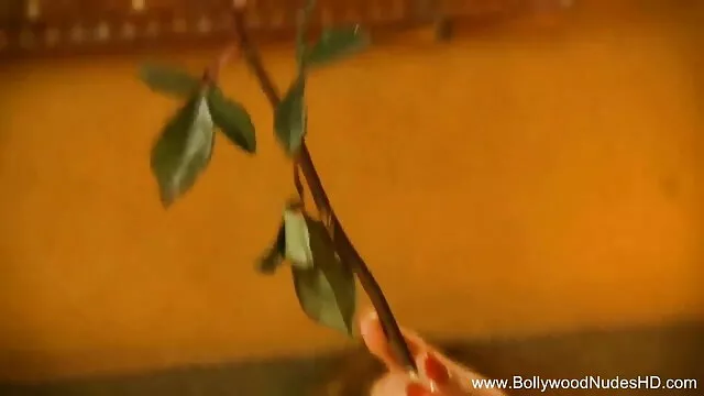 क्लेयर इंग्लिश सेक्स मूवी फुल डेम्स और रेन क्रेज़ नीचे उतरते हैं